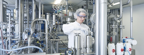 Especialista de producción cerrando una válvula media