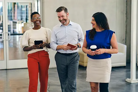 3 Kollegen im Gespräch auf dem Gang