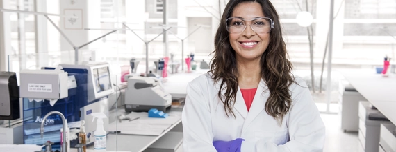 Hymyilevä tutkija laboratoriossa