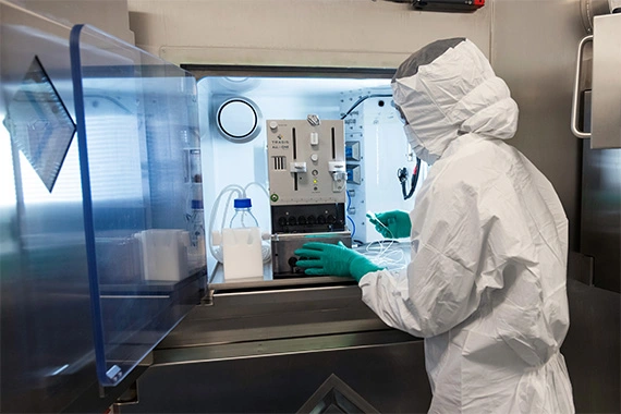 Mitarbeiter in vollständiger persönlicher Spezialausrüstung