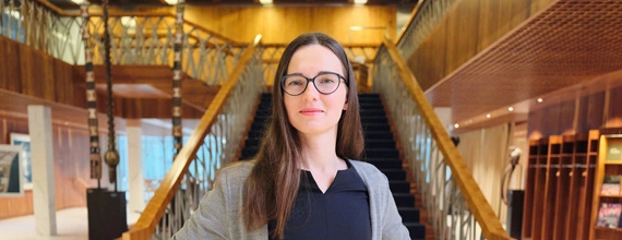 Forretningskvinne ved trappen på kontoret