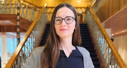 Kvinna som står i en trappa. Foto.