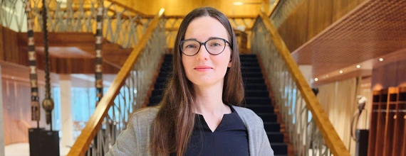 Kvinna som står i en trappa. Foto.