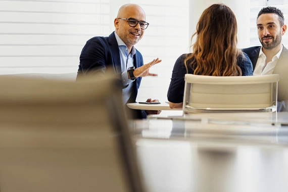 Ženska in moški za računalnikom