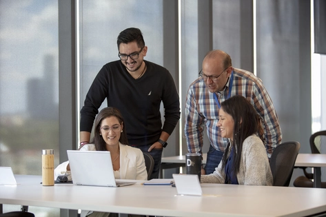 Personas hablando en una sala de juntas 