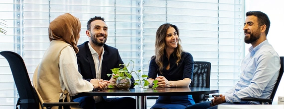 Koledzy rozmawiający w biurze