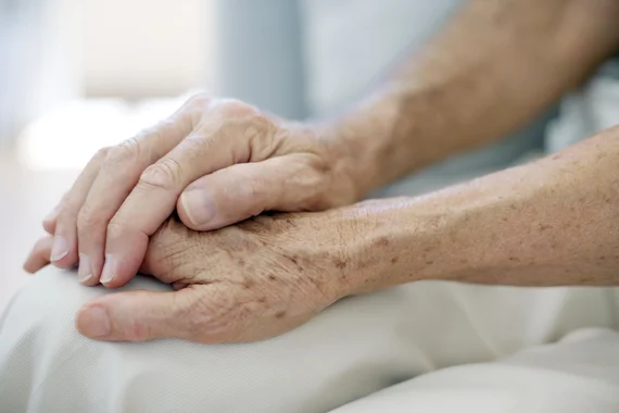 Divi cilvēki tur viens otra roku