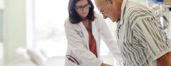 Starejši gospod na pregledu pri zdravniku