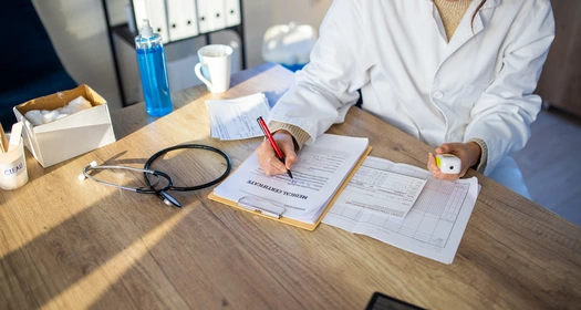Doctora escribiendo receta médica