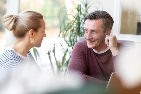Dos personas conversando en un café