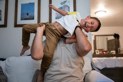 Vader en zoon hebben plezier