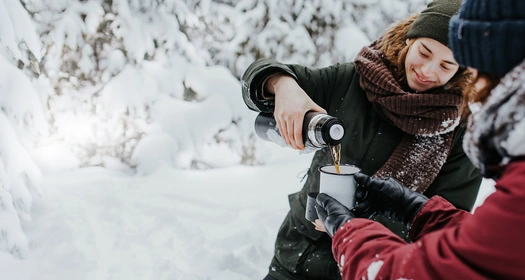Venner med en kopp varm te på fjelltur