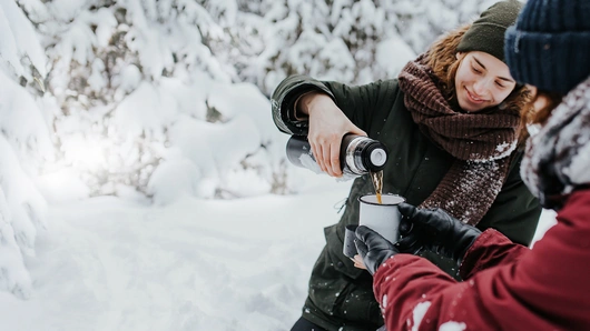 Venner med en kopp varm te på fjelltur