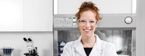 Porträt einer Novartis Forscherin im ihrem Labor