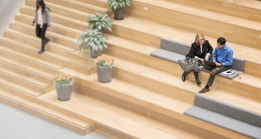 Para rozmawiająca w auli