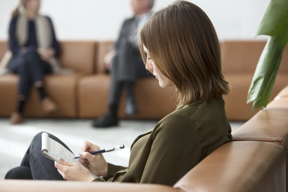 Žena v čakárni zapisujúca si poznámky