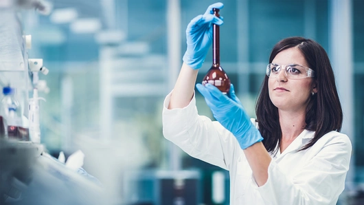 Kvinna som genomför kvalitetskontroll. Foto.