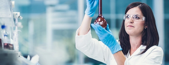 Laadunvarmistuksen työntekijä tekemässä testiä