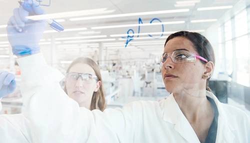 Wetenschapper schrijft op glazen wand