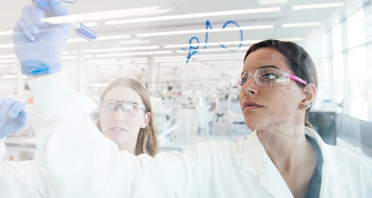 Wetenschapper schrijft op glazen wand