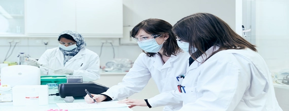 Delle scienziate stanno conducendo degli sperimenti per una ricerca innovativa nei NIBR labs 10