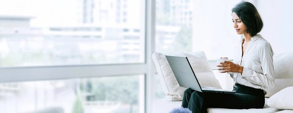 Kobieta przed komputerem