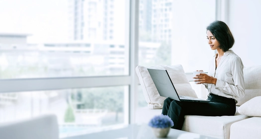 Kobieta przed komputerem