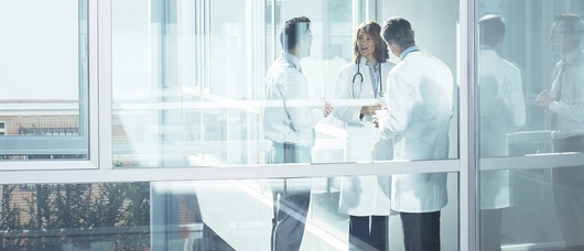 Lekári rozprávajúci sa v nemocnici